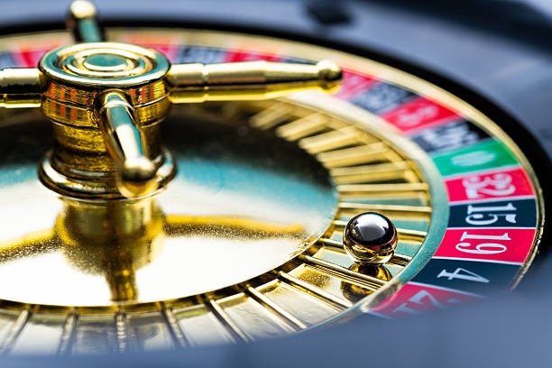 Antarmuka aplikasi mobile narasigaming menampilkan pasar sepak bola, live dealer, dan permainan slot